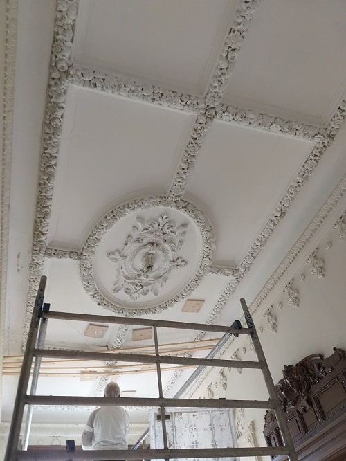 verzakt ornamentenplafond restauratie
